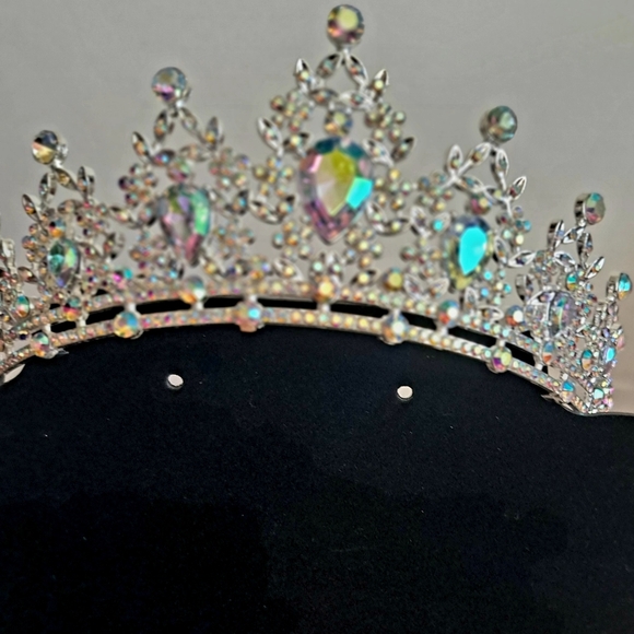 FASHION COLLETION SWEETV TIARA CROWN. OPALESCENT RHINESTONES ON SILVER. - Picture 7 of 9